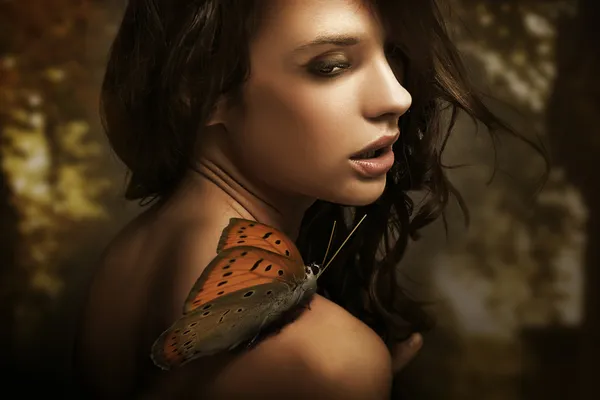 Retrato de uma morena de beleza com borboleta — Fotografia de Stock