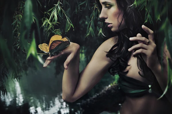 蝶と美しさのブルネットの肖像 — ストック写真