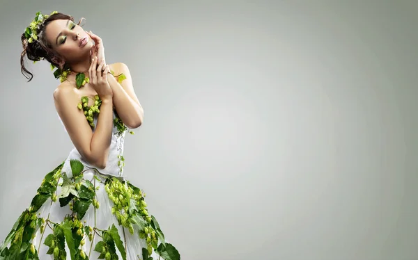 Unga skönhet bär ecologic klänning — Stockfoto