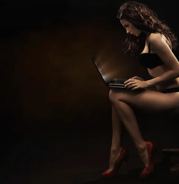 Sensuele Vrouw Met Laptop — Stockfoto