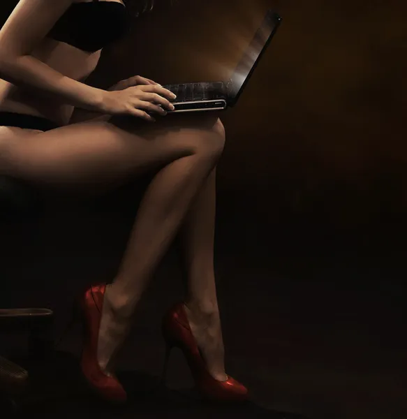 Donna sensuale con computer portatile — Foto Stock