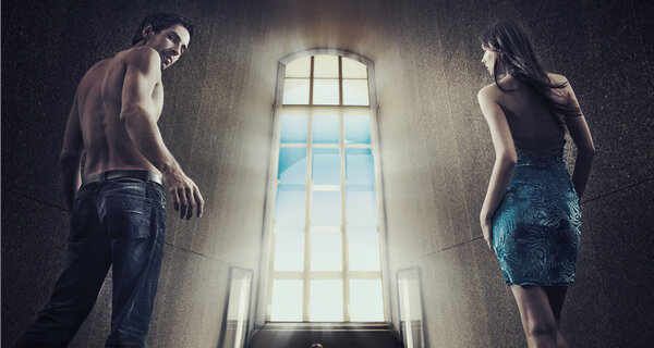 Концептуальное изображение молодой пары, шагающей в окно света
