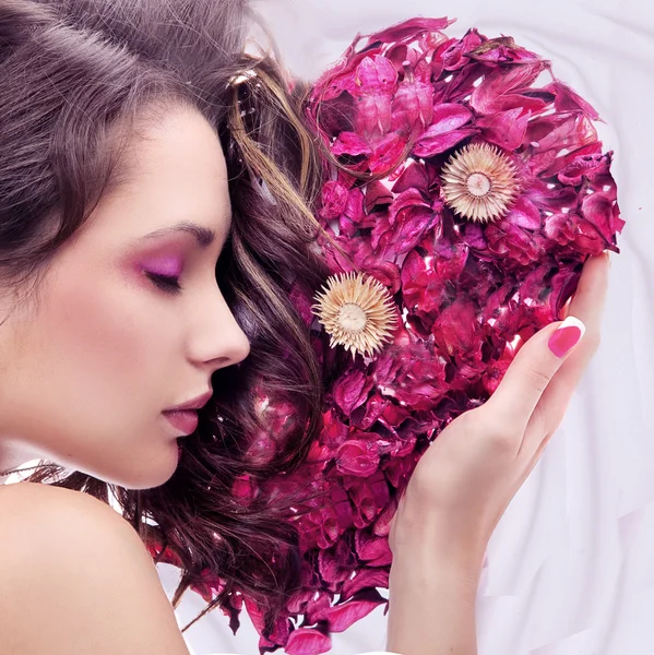 Ritratto di una giovane bellezza con cuore di rosa — Foto Stock