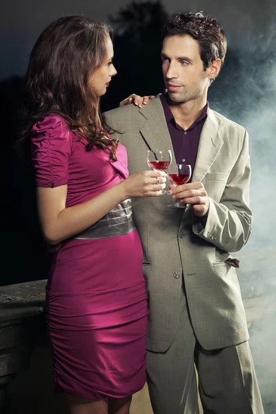 ハンサムなカップルのワインを飲む — ストック写真