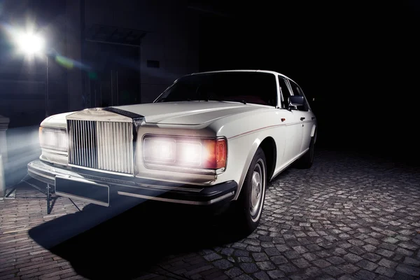 Lång vit limousine — Stockfoto