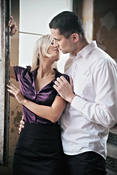 Foto romántica de una pareja besándose —  Fotos de Stock