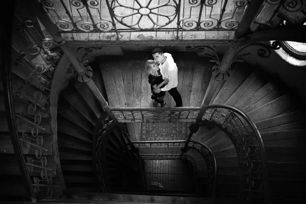 Casal Atraente Nas Escadas — Fotografia de Stock