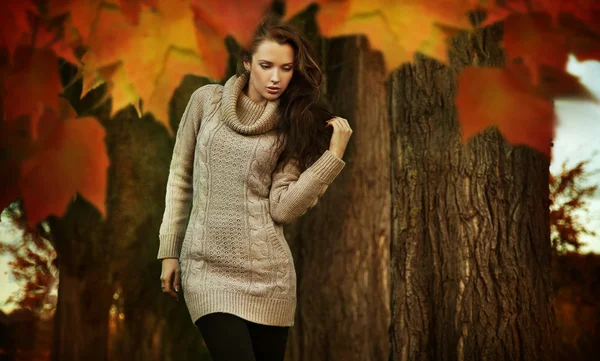 Молодая женщина в романтических осенних пейзажах — стоковое фото