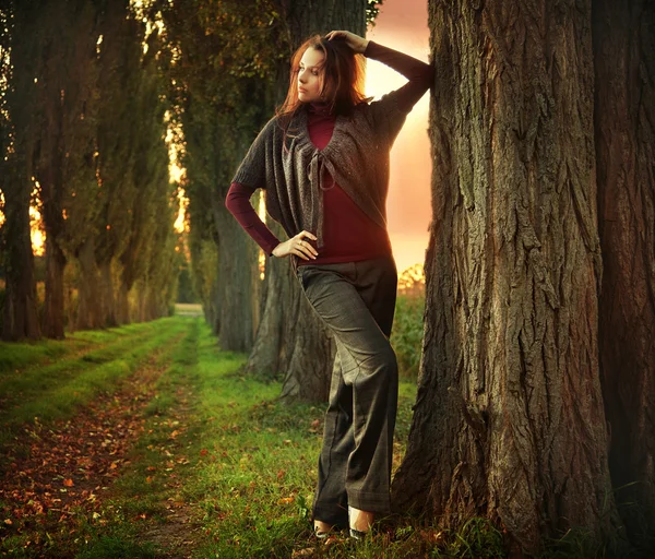 在浪漫的秋天风景中的年轻女子 — 图库照片