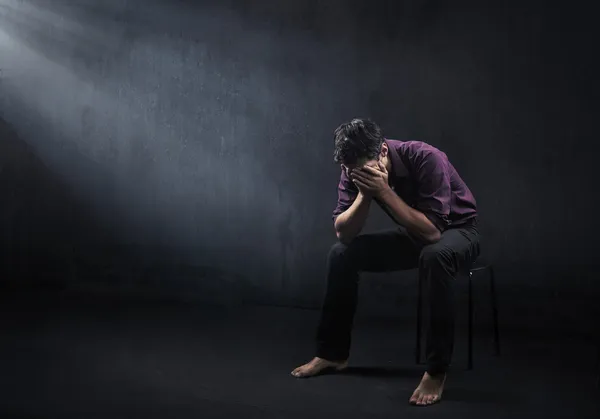 Trauriger Mann in einem leeren Raum — Stockfoto
