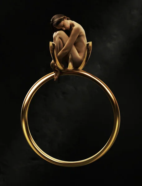 Красивая Юная Красавица Золотом Кольце — стоковое фото