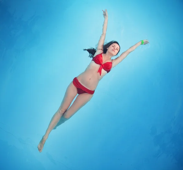 Yüzme Havuzunda Genç Bir Kadın — Stok fotoğraf