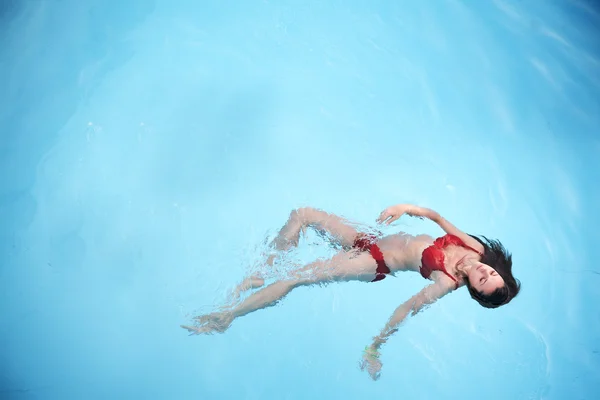 Yüzme Havuzu Güzel Bir Genç Kadın — Stok fotoğraf