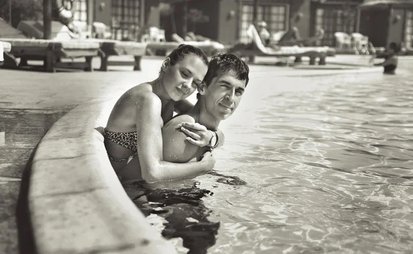 Jeune couple embrasser dans une piscine — Photo