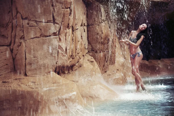 Sexy Brünette posiert im Badeanzug — Stockfoto