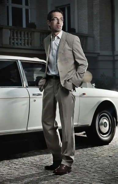 Przystojny mężczyzna obok samochodu — Zdjęcie stockowe