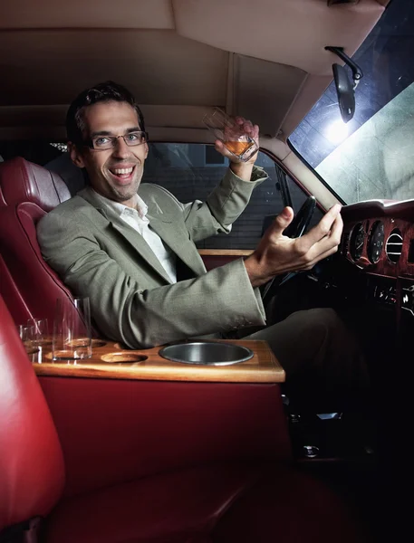 Hombre feliz en el coche bebiendo —  Fotos de Stock
