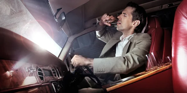 Hombre en el coche bebiendo — Foto de Stock
