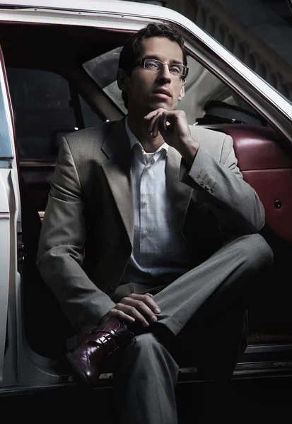 Hombre guapo sentado en el coche — Foto de Stock
