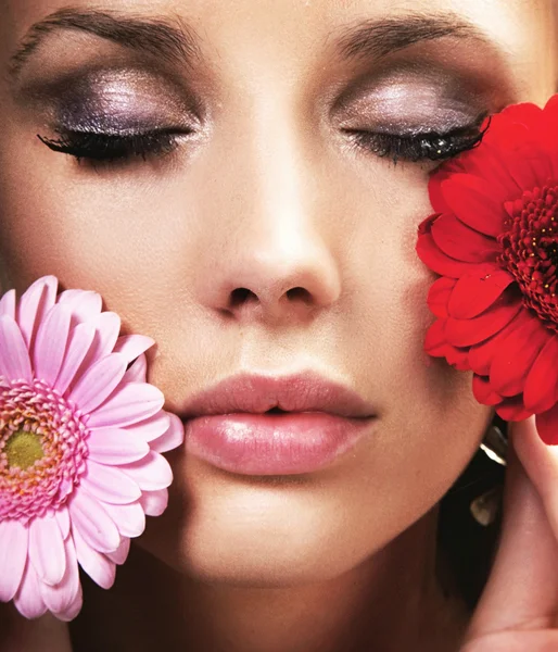 Piękna brunetka z kwiatami — Zdjęcie stockowe