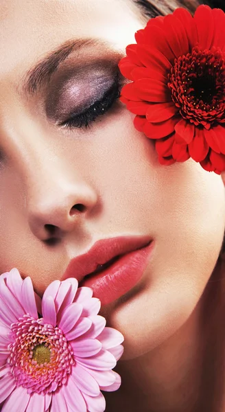 Beleza Morena Com Flores — Fotografia de Stock