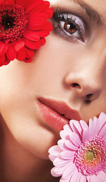 Beleza morena com flores — Fotografia de Stock