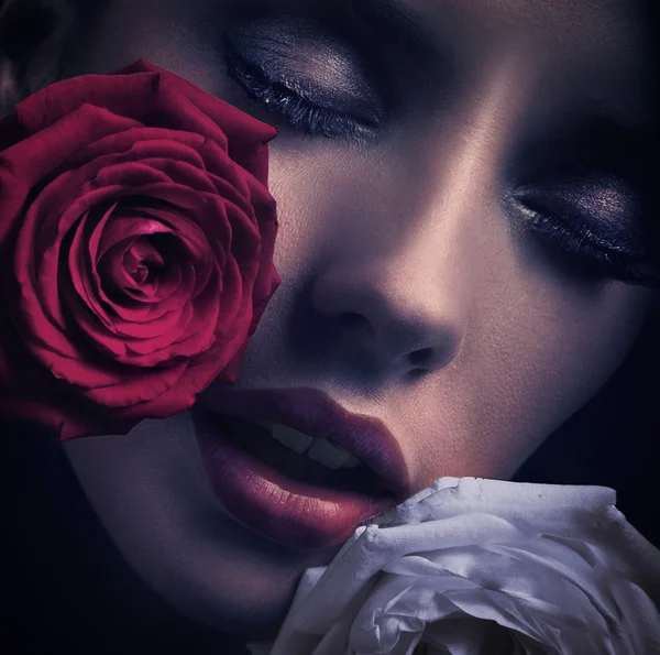 Zblízka portrét ženy s růží — Stock fotografie