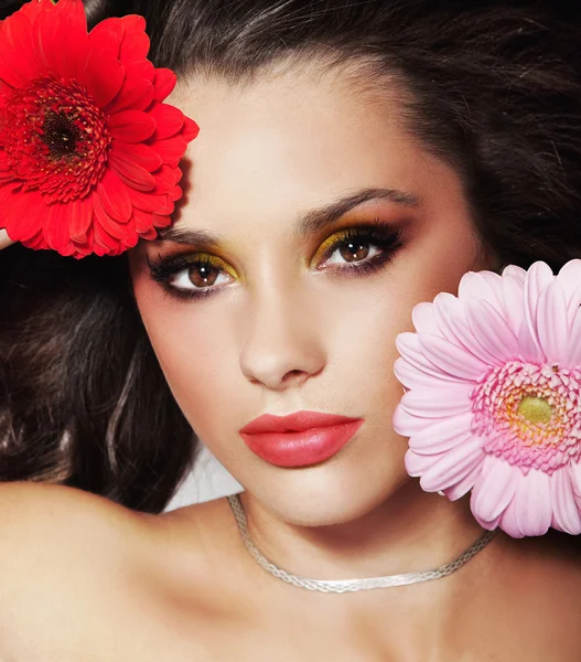 Porträt Einer Schönheitskönigin Mit Blumen — Stockfoto