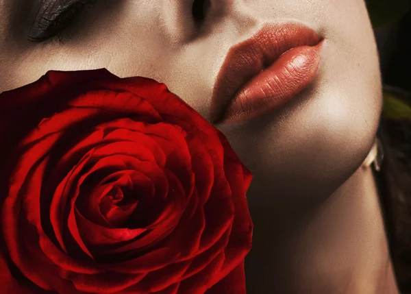 Крупним Планом Портрет Жінки Трояндою — стокове фото