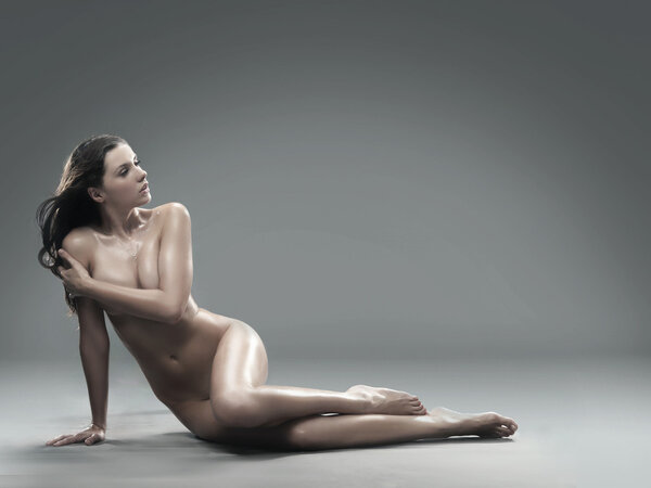 Юная обнаженная брюнетка позирует
