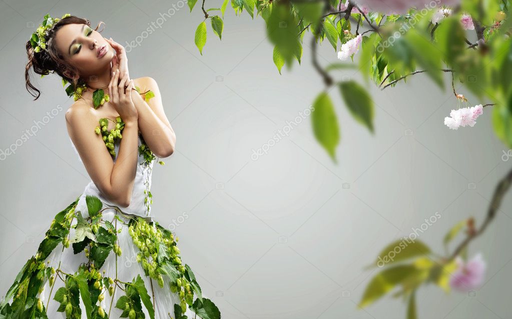 Девушка платье из листьев без смс