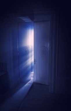 Kapının arkasında ışık mavi ışınları