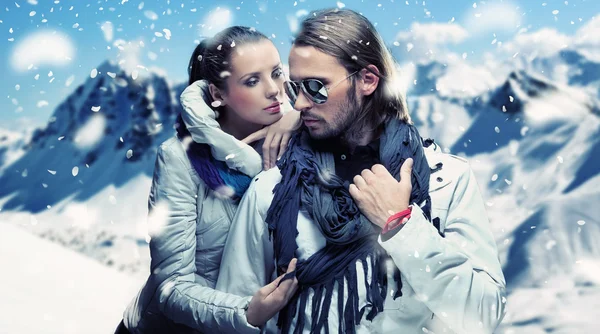Couple à la mode posant sur les montagnes alpines — Photo
