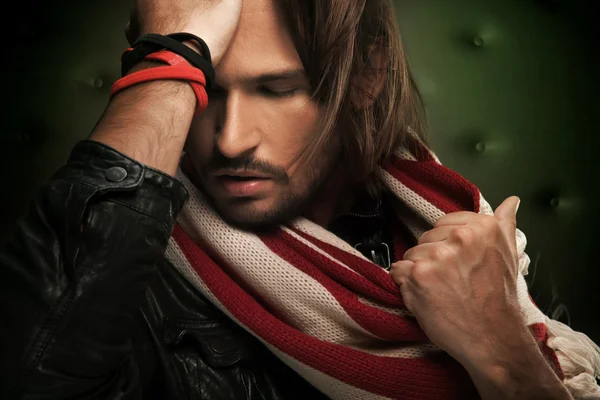 Красивий чоловік у шарфі — стокове фото
