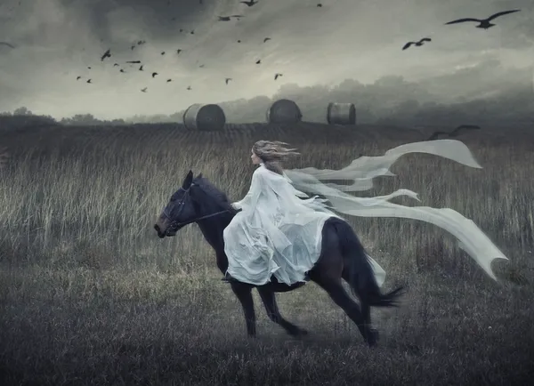 Sinnliche junge Schönheit reitet auf einem Pferd — Stockfoto