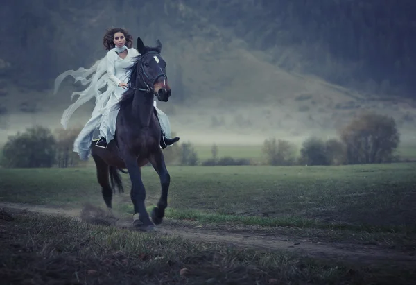 Sensuell ung skönhet Rider en häst — Stockfoto