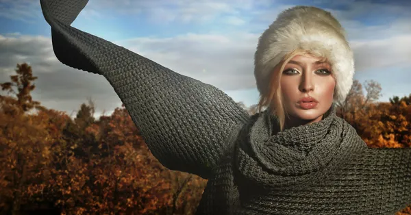 Осенняя леди в большом шарфе — стоковое фото