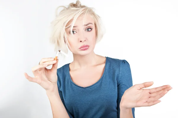 Martwi się blond dama trzyma papierosa złamane — Zdjęcie stockowe