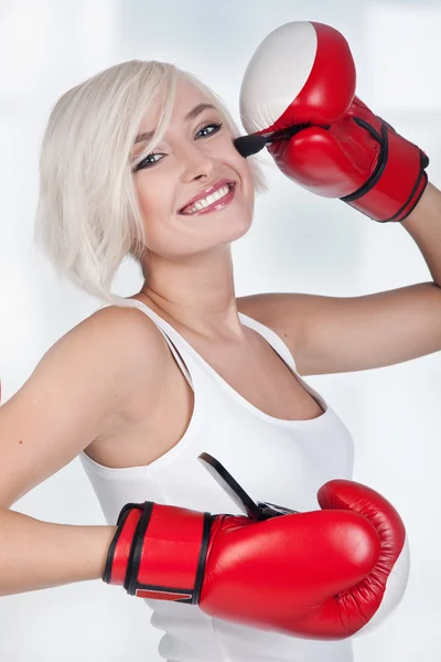Mladá Kráska Dělá Make Boxerské Rukavice — Stock fotografie