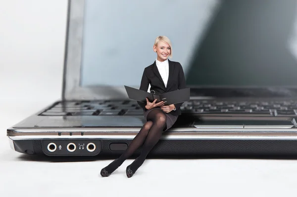Ung Affärskvinna Sitter Laptop Isolerad Vit — Stockfoto