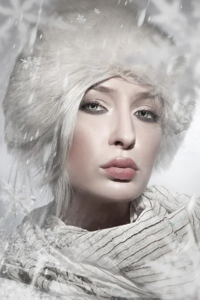Winter-Stil Porträt einer schönen jungen Dame — Stockfoto