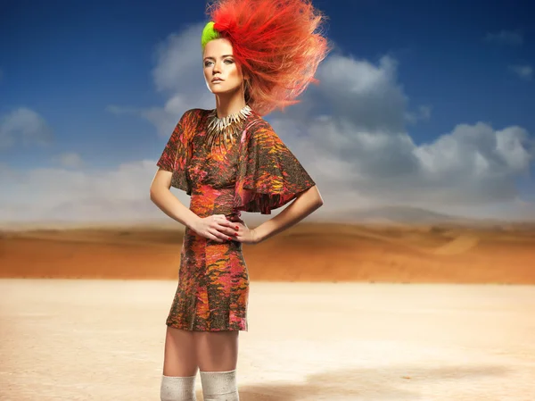 在沙漠里的时尚女人 — 图库照片