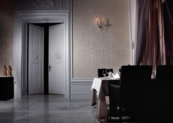開いたドアとの古典的な白のインテリア — ストック写真