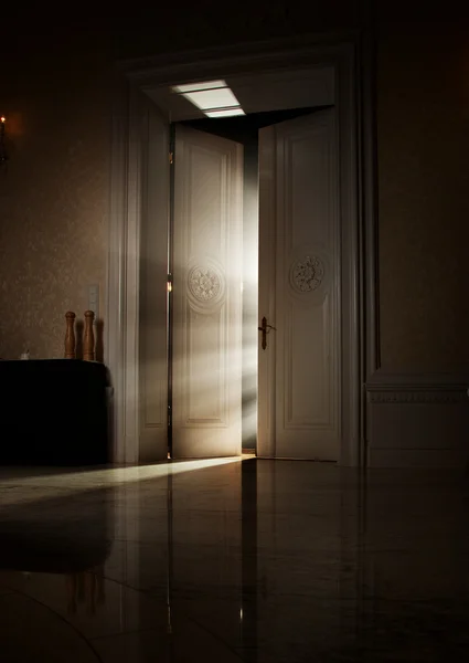 Klassisk vit inredning med öppen dörr — Stockfoto