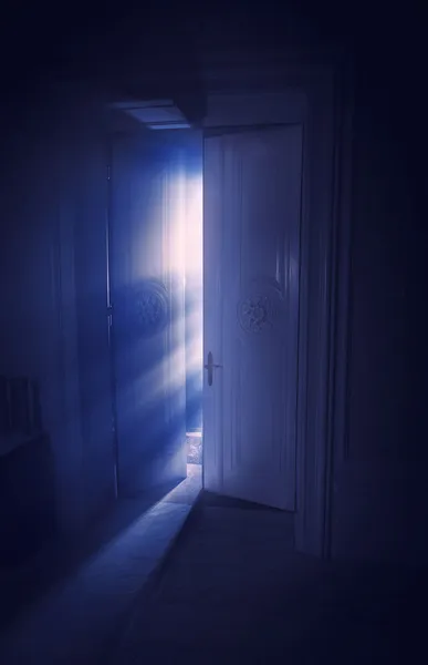 Blå strålar av ljus bakom dörren — Stockfoto