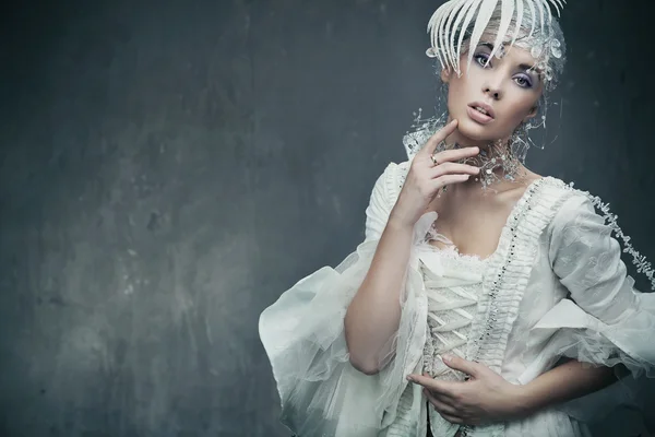 Beleza morena vestindo vestido elegante — Fotografia de Stock