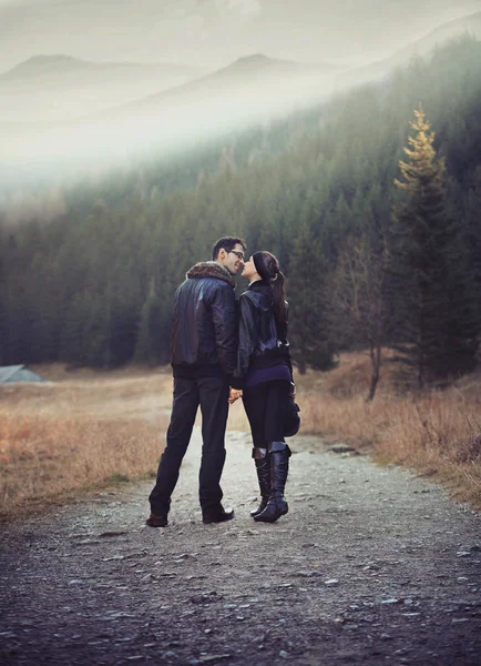 Foto romántica de una pareja besándose — Foto de Stock