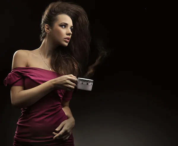 Schöne Frau trinkt Kaffee — Stockfoto