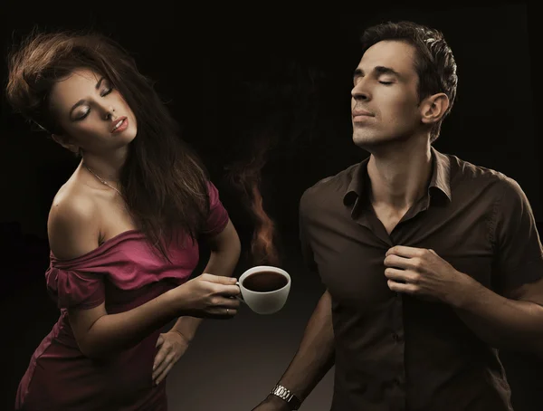 Casal sexy com xícara de café — Fotografia de Stock