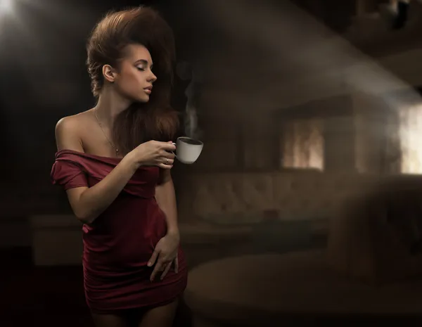 Sexy vrouw met kop koffie — Stockfoto